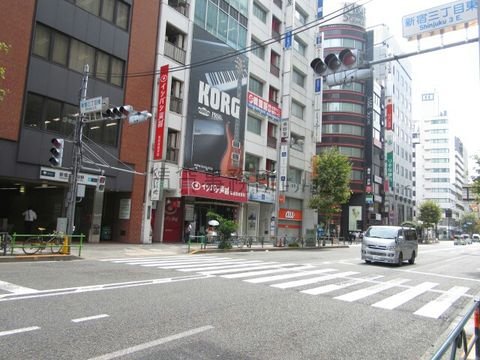 新宿三丁目東 交差点