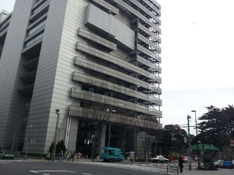 新宿一丁目の交差点、新宿御苑はすぐそこです。