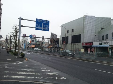 都営大江戸線落合南長崎駅前の目白通りです