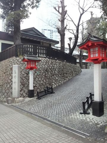 十二社通りに面している十二社熊野神社入り口です