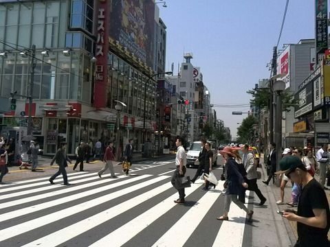 新大久保駅前付近の通り