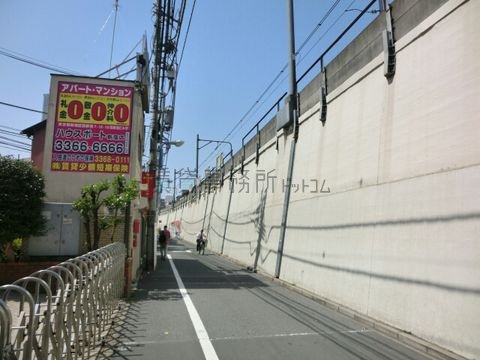 大久保駅総武線線路沿い