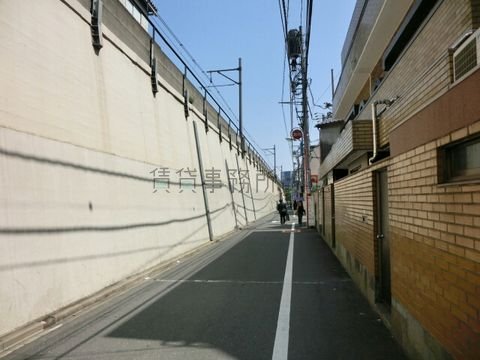 大久保駅南口方面線路沿い