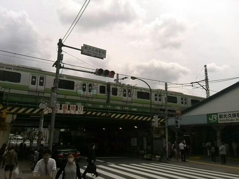 新大久保駅のガード下です
