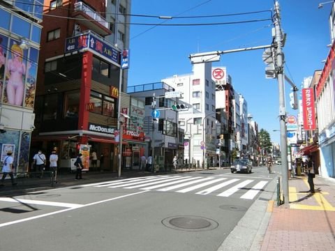 新大久保駅前 交差点