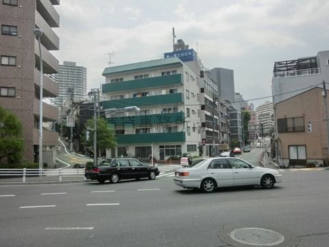 靖国通り　富久町交差点付近
この先で外苑西通りと交差しています。

