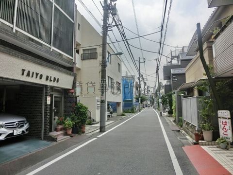 新宿通りから一本入ると住宅街です