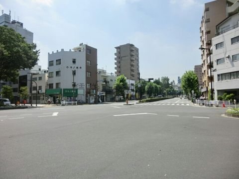 早稲田鶴巻町東交差点です