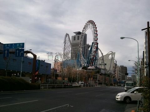 複合施設ラクーアの観覧車とジェットコースター、後ろには文京シビックセンターが見えます