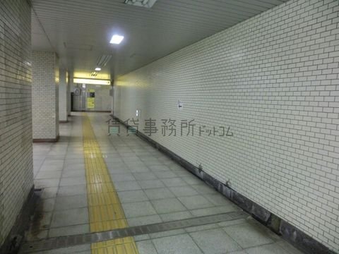 春日駅構内