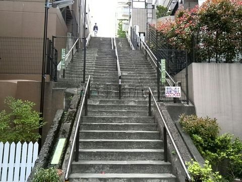 湯島三丁目２３番地付近の階段です
