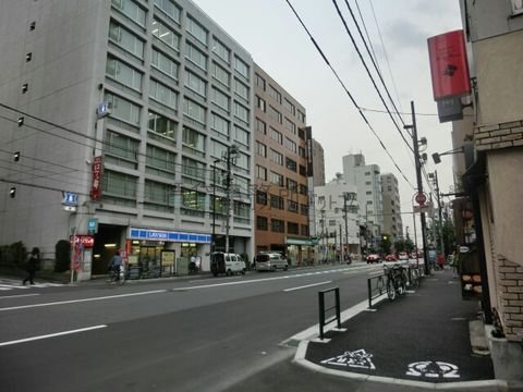 湯島駅前の風景です