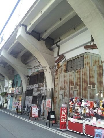 様々な商店が軒を連ねております。