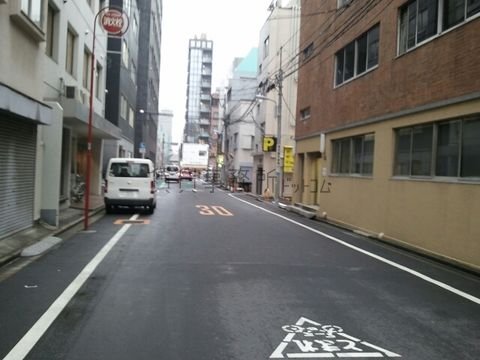 中央通りと湯島エリアの間の道
