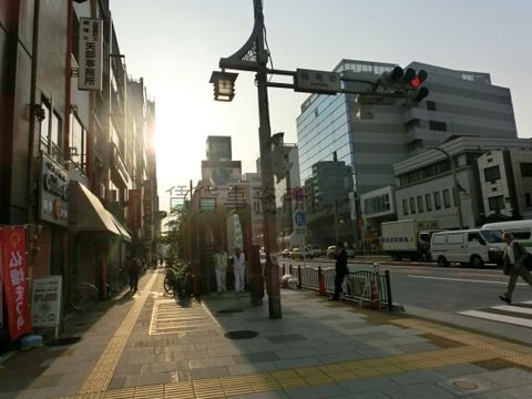 浅草通りの稲荷町駅2番出口周辺です。