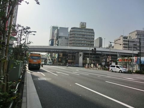 浅草通りの起点付近、上野駅方向です