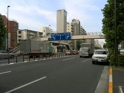 交通量の多い昭和通り