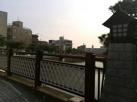 近くには川も流れています