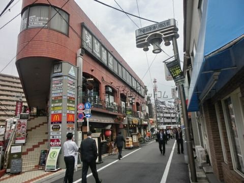不動前駅周辺、お店が建ち並ぶエリアです