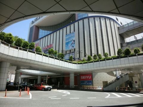 大井町駅東口ロータリーからデッキを眺める風景です