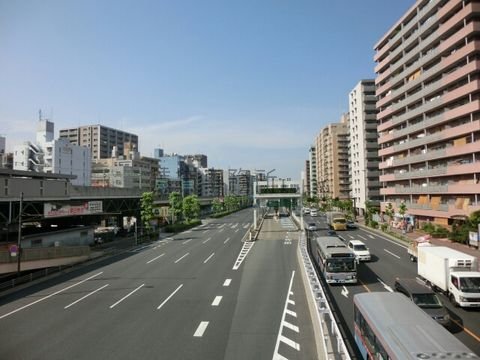 大森海岸駅前歩道橋より、品川方面