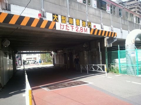 東横線線路の高架下です