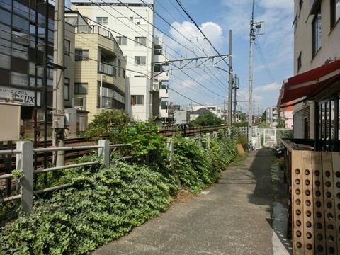 自由が丘駅北側の東急東横線沿いの脇道です