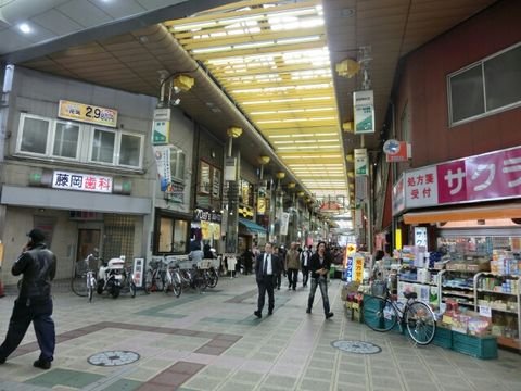 たくさんの店舗が建ち並んでいます
