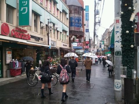 下北沢駅北口の駅前の繁華街です