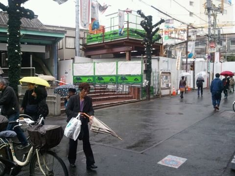 下北沢駅北口の駅前の風景です
