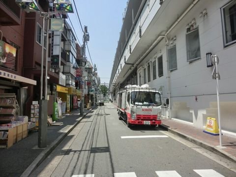 代々木上原駅南口側　高架下
｢大山｣交差点方向