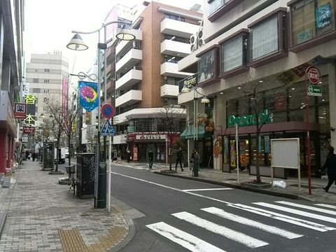 恵比寿駅周辺は多くの店舗で賑わっています