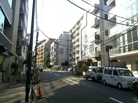 少し裏道に入るとお洒落な店があります