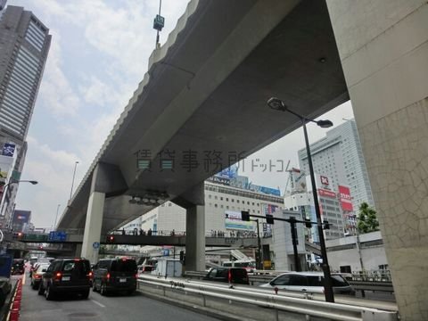 六本木通り｢渋谷署前｣交差点付近
渋谷駅方向