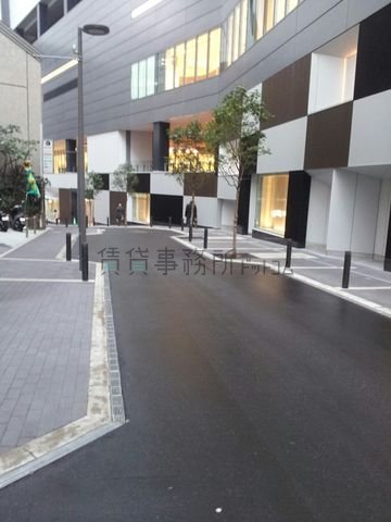 ランドマークタワー、渋谷ヒカリエの脇道です。