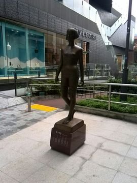 明治神宮前駅近くにヨンデルの銅像があります