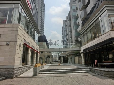 代官山アドレスを奥に進むと駅方向に続く陸橋があります。
