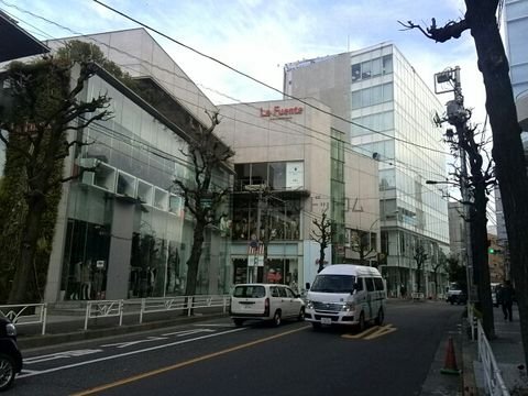 お洒落なビルが建ち並ぶメイン通り