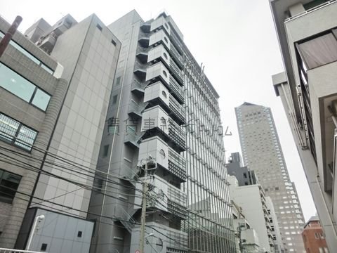 奥に写る高層ビルはセルリアンタワーです