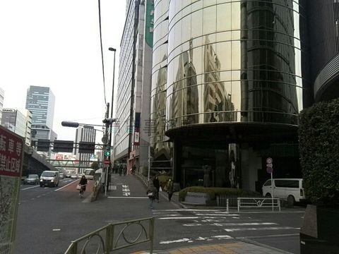 大型オフィスが立ち並びます