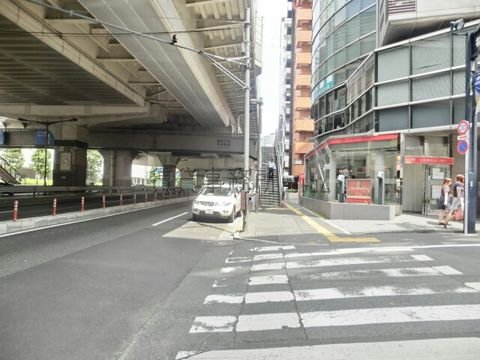 初台駅南口至近、甲州街道沿いの歩道
