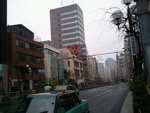 並木橋交差点から恵比寿駅方面の風景です　遠くに恵比寿プライムスクエアが見えます