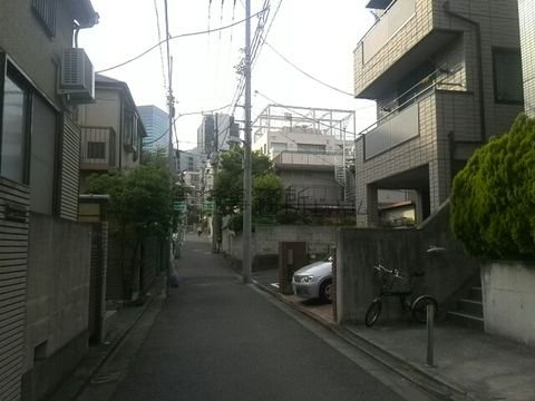 一丁目路地から渋谷ヒカリエとクロスタワーが視認できます