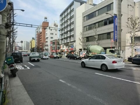 広尾駅前の外苑西通り、西麻布方向です