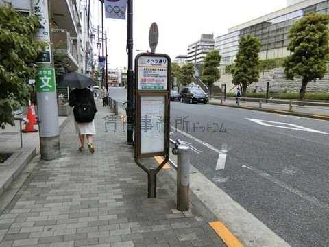 バス停 (オペラ通り)