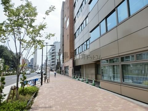 山手通り沿いには大型のビルが多く建っています