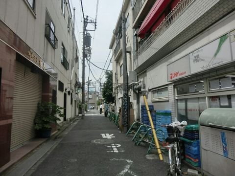 新井薬師前駅南口商店街から一本入った路地