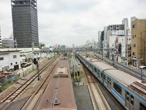 歩道橋上から撮影。中央線と東西線とがすれ違っています