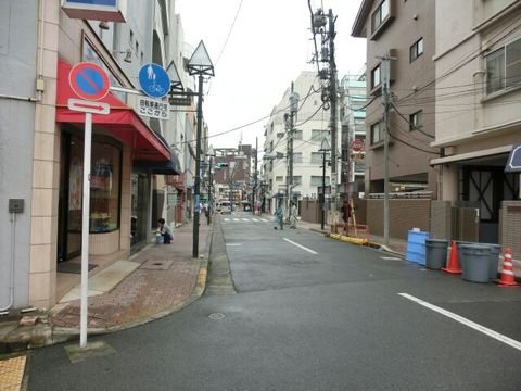 東中野駅東口前の通りです