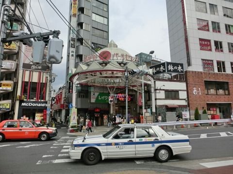 阿佐ヶ谷駅南口の商店街「パールセンター」です